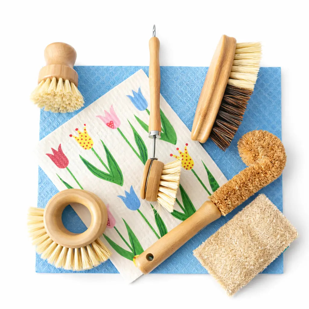 Pack de limpieza de cocina sostenible con cepillos de madera, paño sueco estampado y esponja natural ecológica