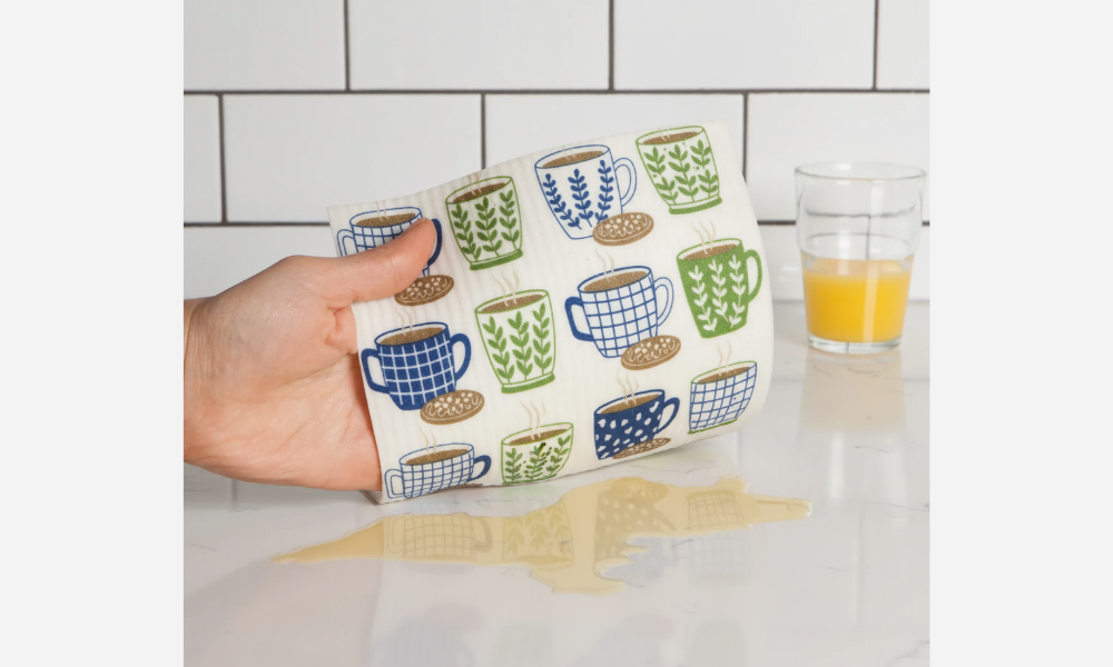 Bayeta sueca limpiando superficie de cocina