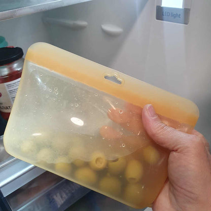 bolsa de silicona hermética con aceitunas 