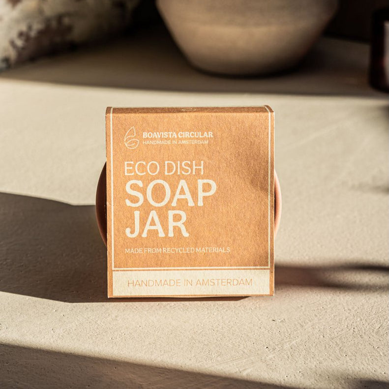 jabón natural para vajilla en recipiente de cerámica