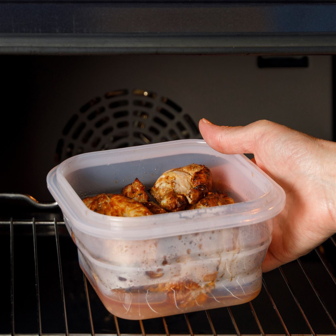 tupper de silicona con comida en un horno