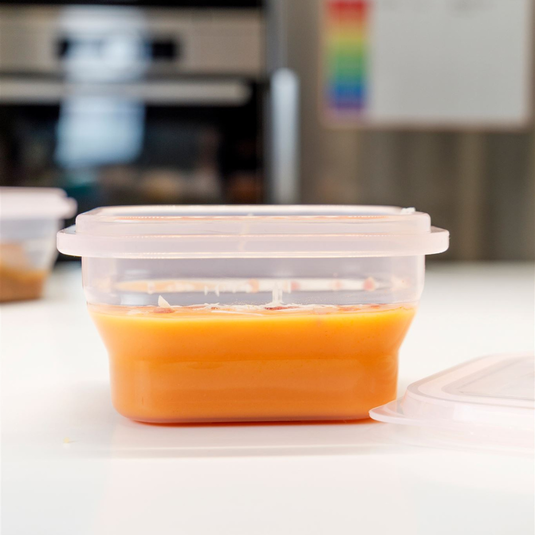 Tupper de silicona plegable y reutilizable con sopa en la cocina, apto para microondas y congelador